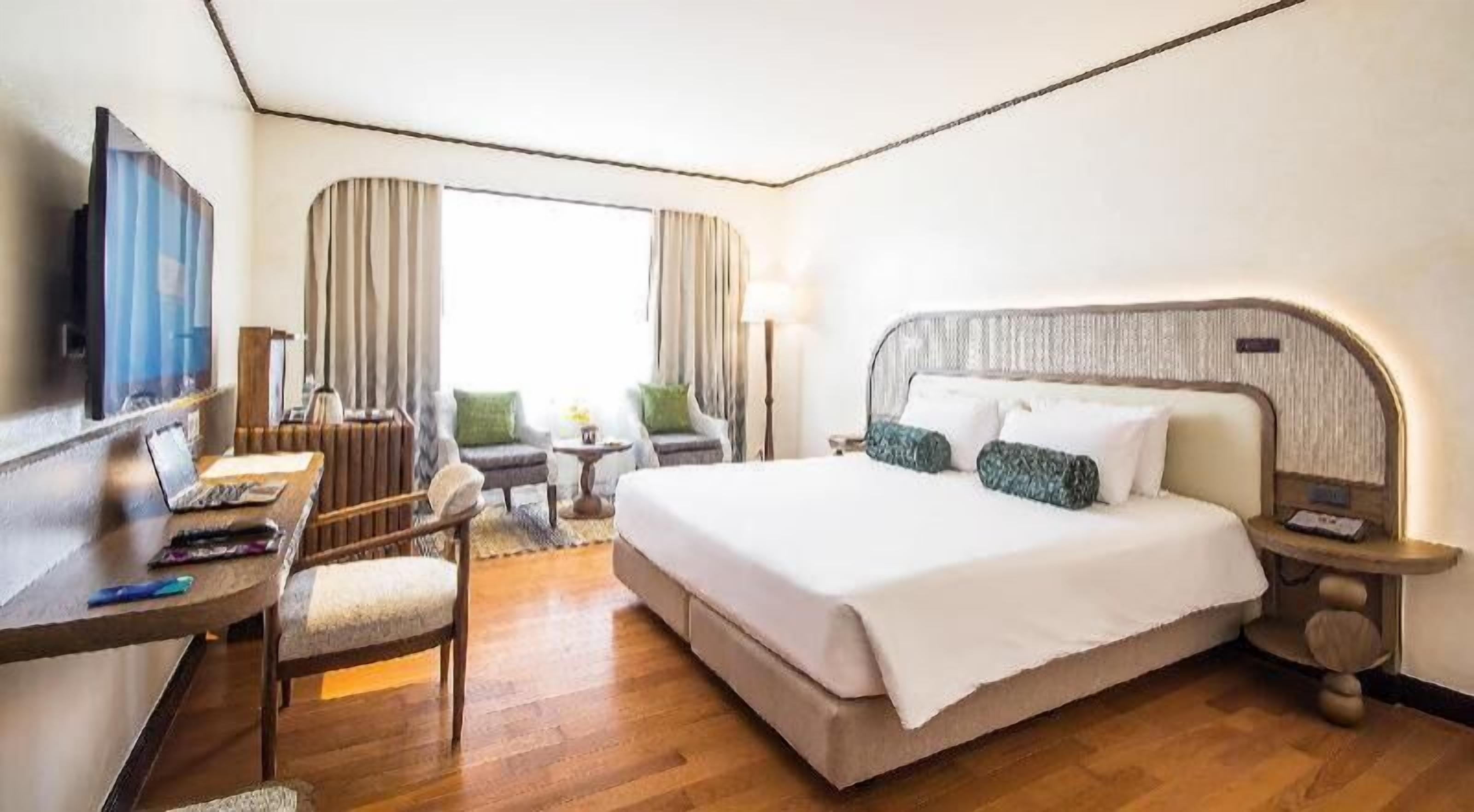 Minibar, caja de seguridad en la habitación y escritorio 