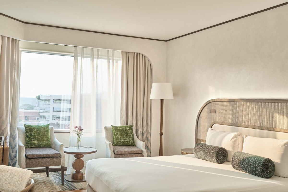 Minibar, in-room safe, desk, iron/ironing board (on request)