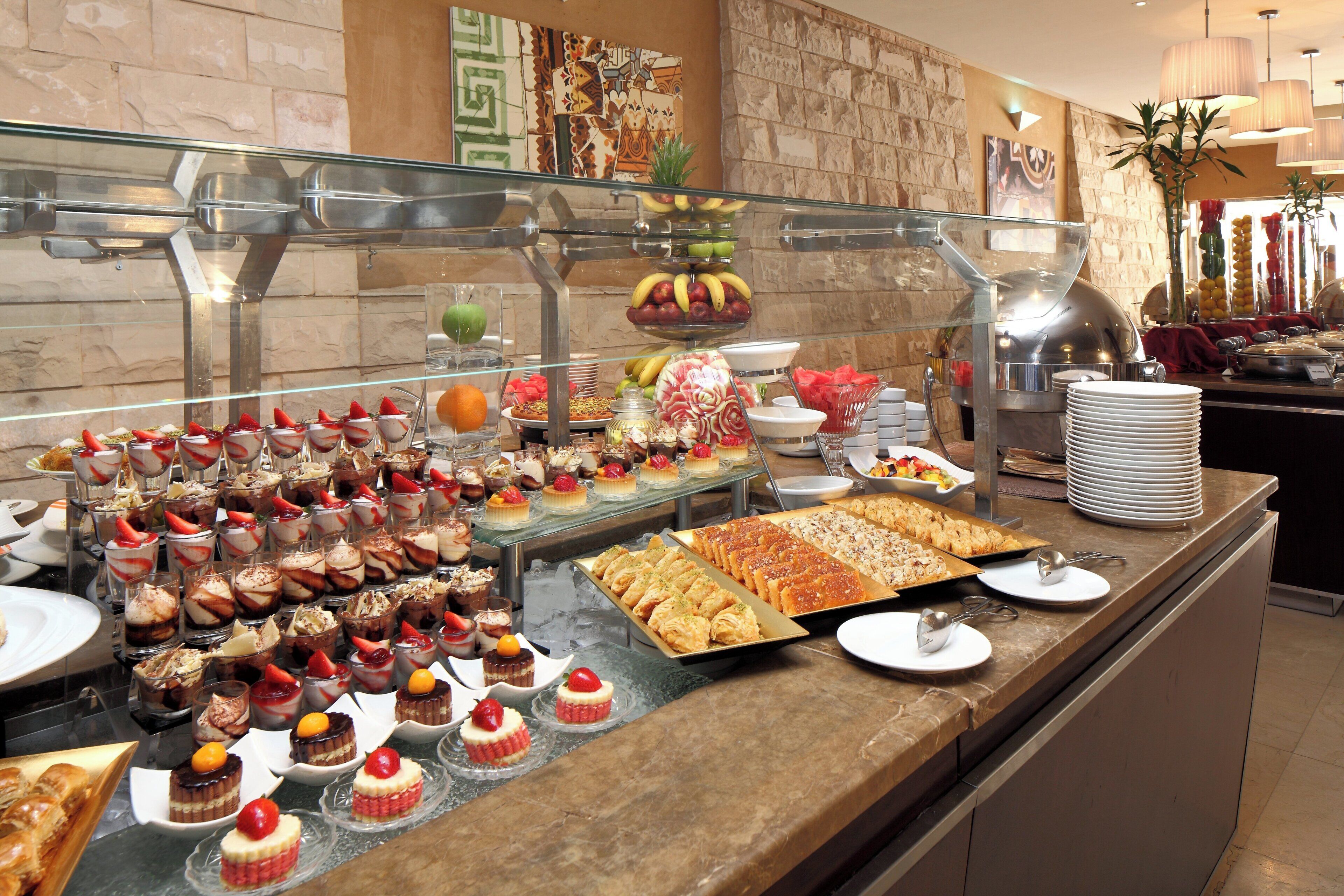 Un buffet con diversi dolci e frutta.