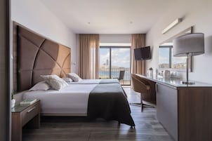 Superior Double or Twin Room (Sea Front) | In-room safe, desk, laptop workspace, soundproofing