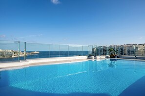 Piscina coberta, piscina a l'aire lliure de temporada i para-sols