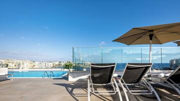 Innenpool, Außenpool (je nach Saison geöffnet), Sonnenschirme