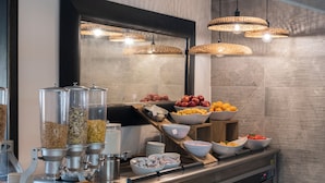 Un área de bufé con diversos alimentos y una estación de café.