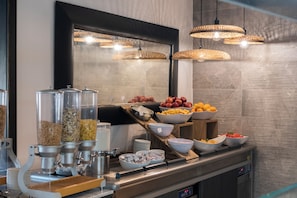 S'hi serveixen esmorzars, dinars i sopars