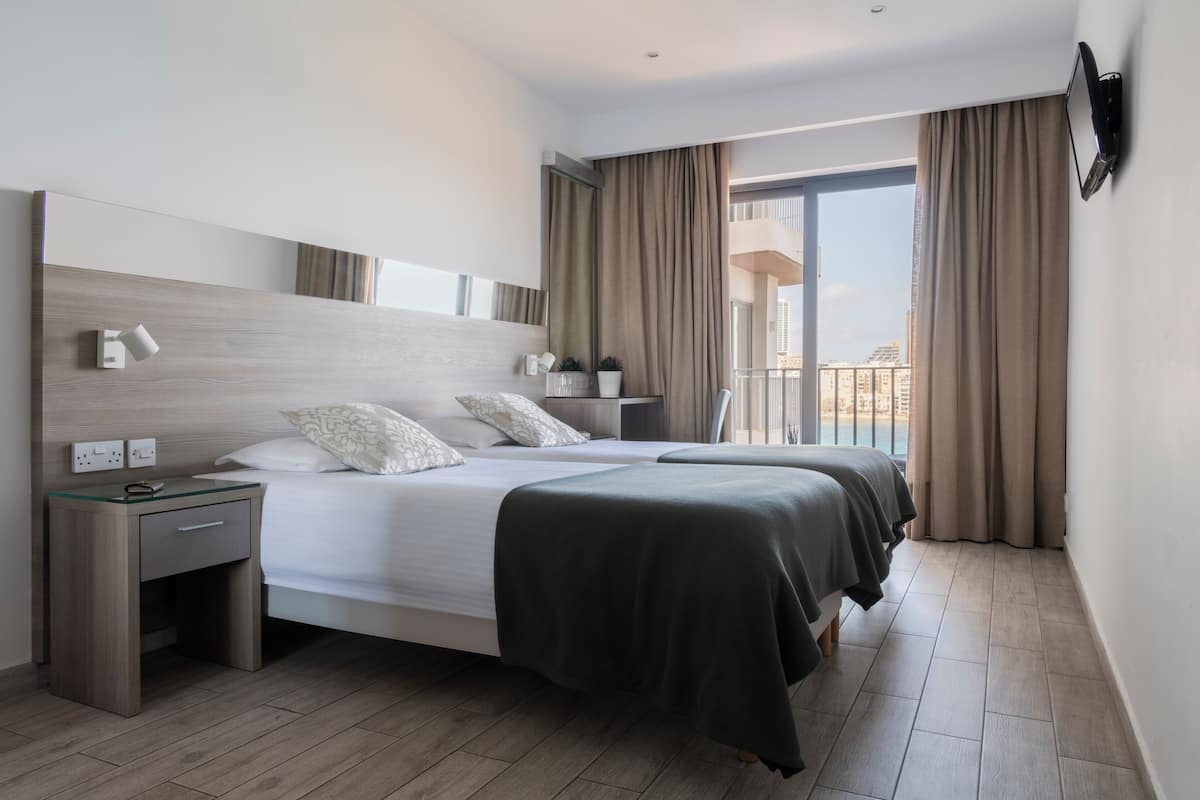 Standaard kamer, 1 twee- of 2 eenpersoonsbedden (Sea Front) | Een kluis op de kamer, een bureau, een laptopwerkplek