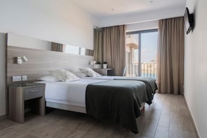 Habitación estándar con 1 cama doble o 2 individuales (Sea Front) | Caja fuerte, escritorio, espacio para trabajar con un portátil