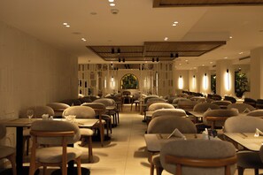 3 restaurants; breakfast, lunch, and dinner served - Barceló Cairo Pyramids (Giza)