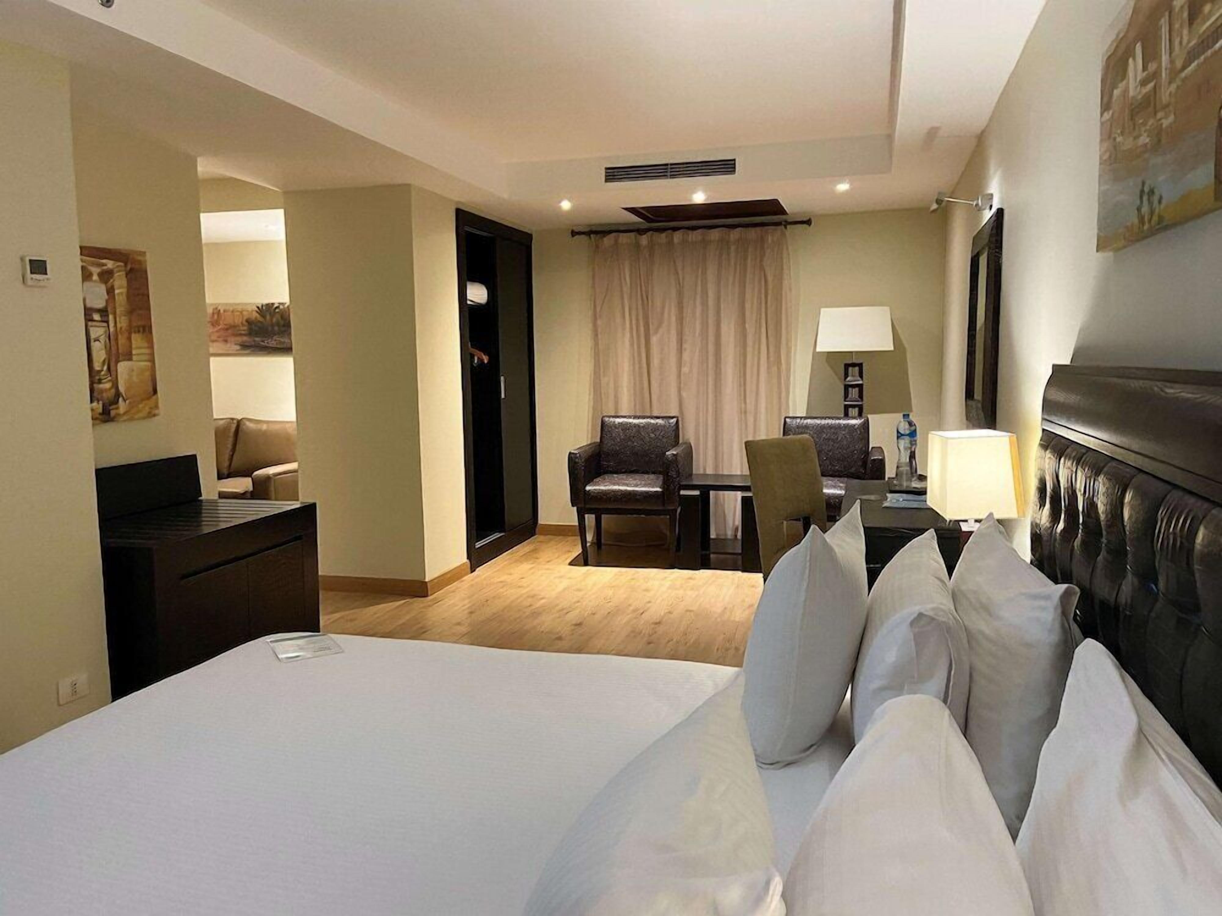 1 bedroom, Egyptian cotton sheets, premium bedding, Select Comfort beds