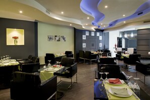 3 restaurantes; se sirven desayunos 