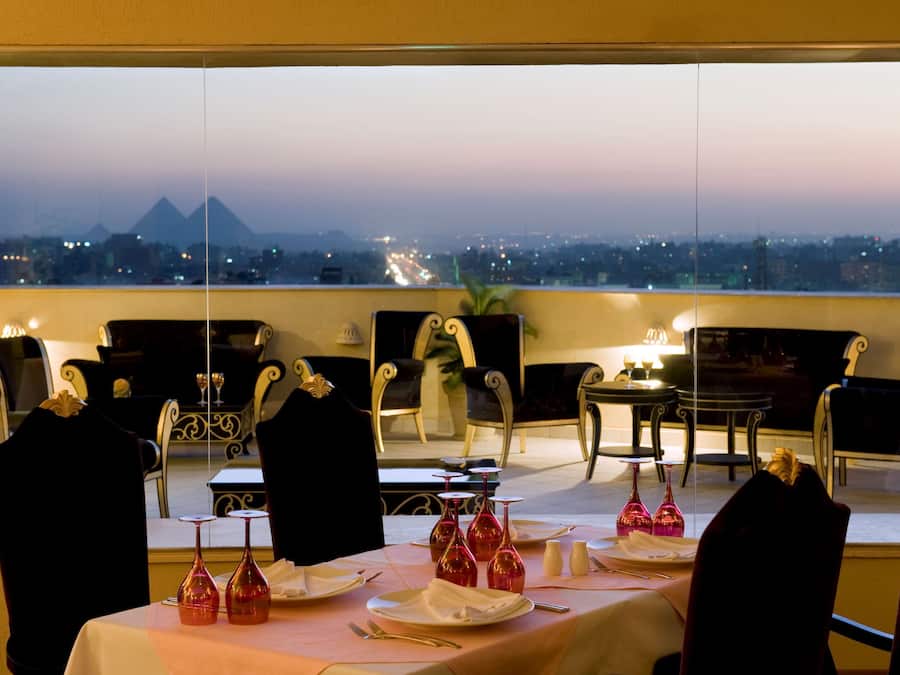 3 restaurantes, se sirve desayuno