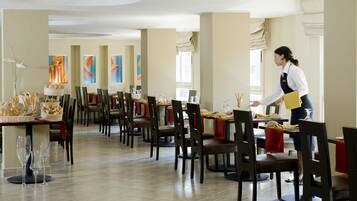 Desayuno buffet diario (EUR 10 por persona)