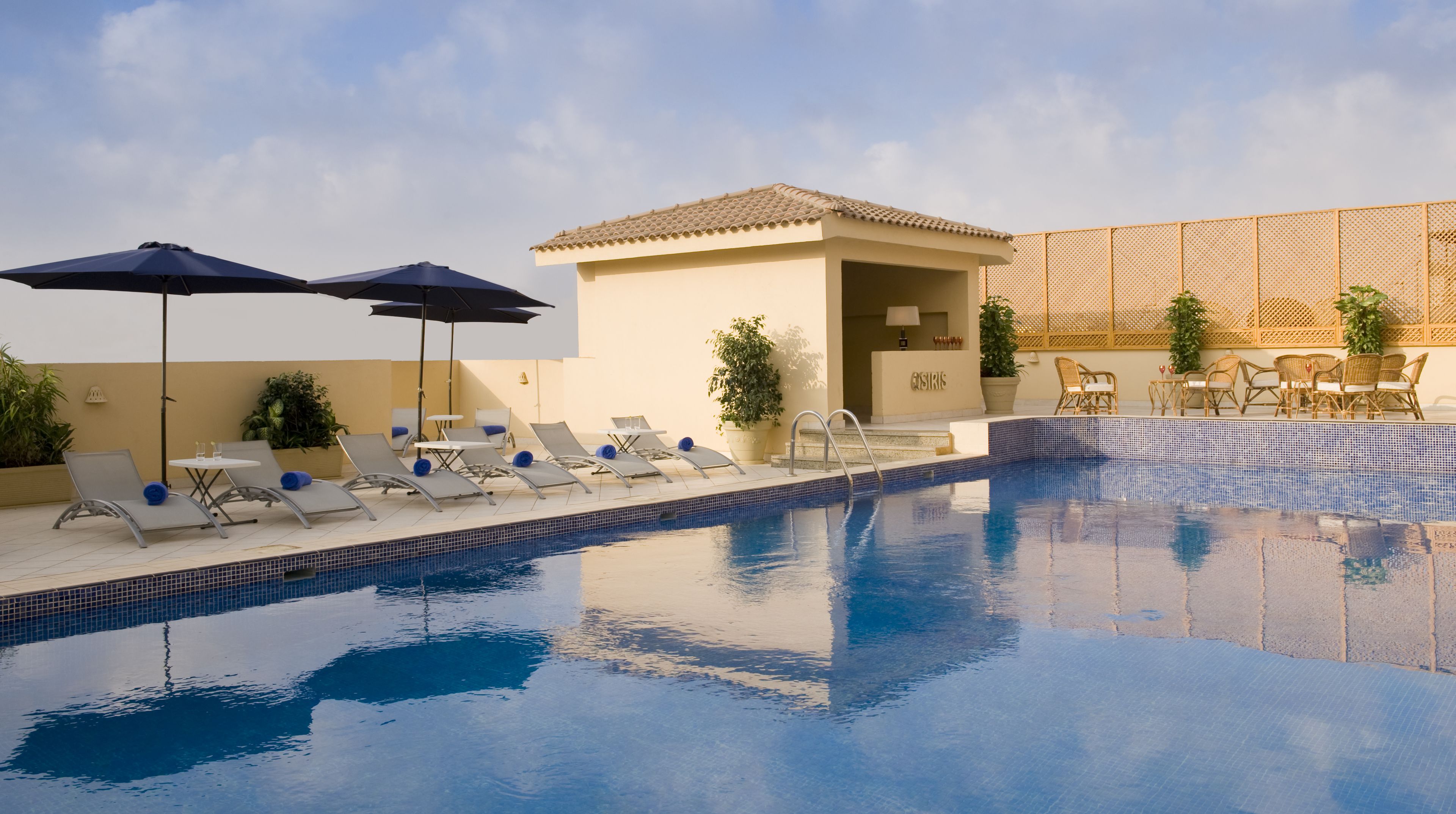 Utomhuspool, parasoller och solstolar