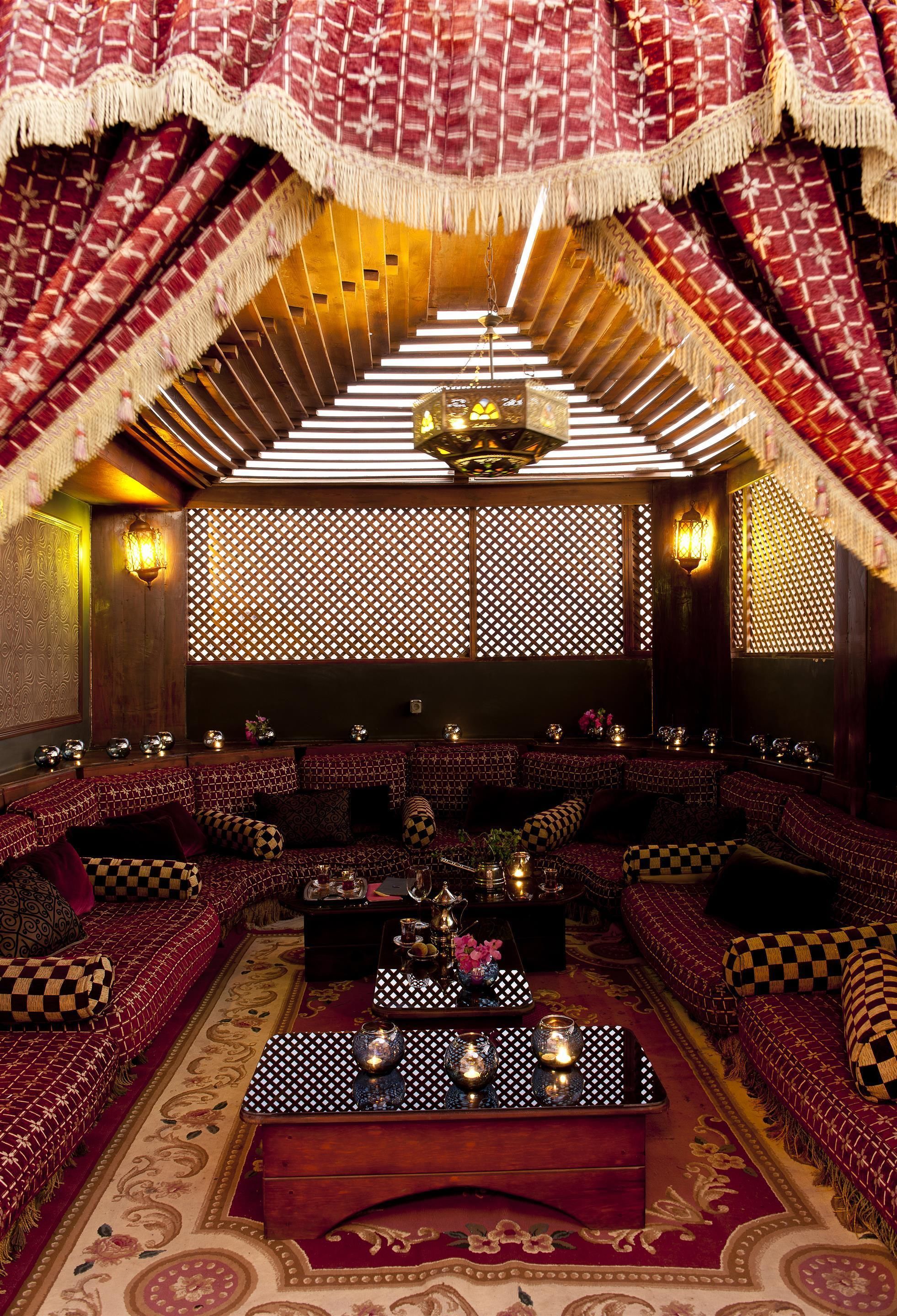 Una piscina al aire libre, sombrillas, sillones reclinables de piscina