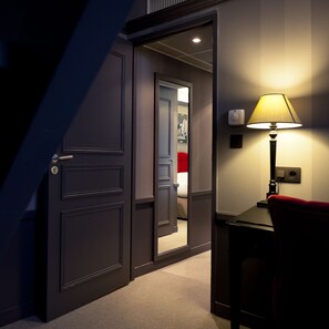 Habitación familiar | Caja de seguridad en la habitación, escritorio y cortinas blackout