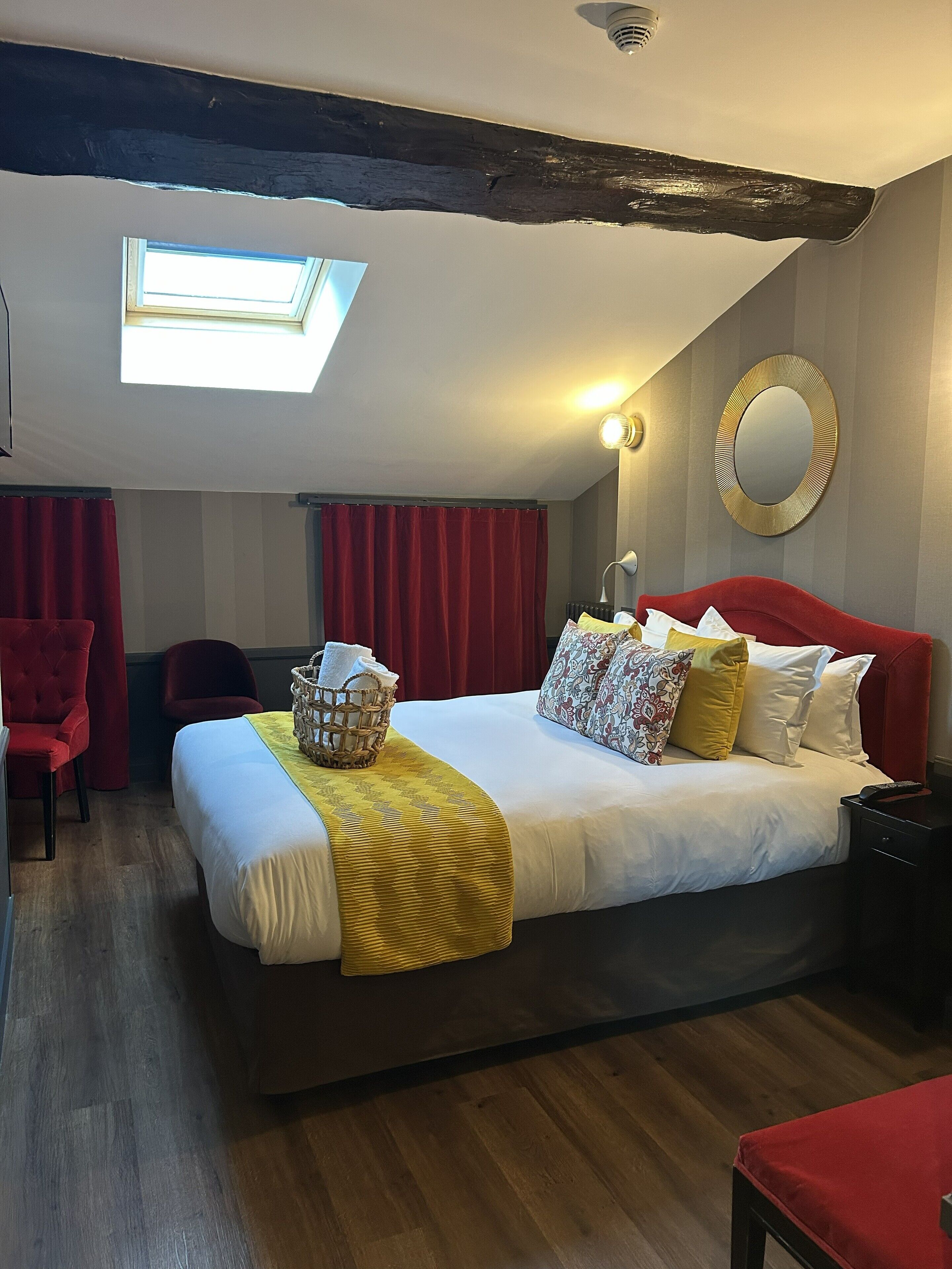 Caja de seguridad en la habitación, escritorio y cortinas blackout 