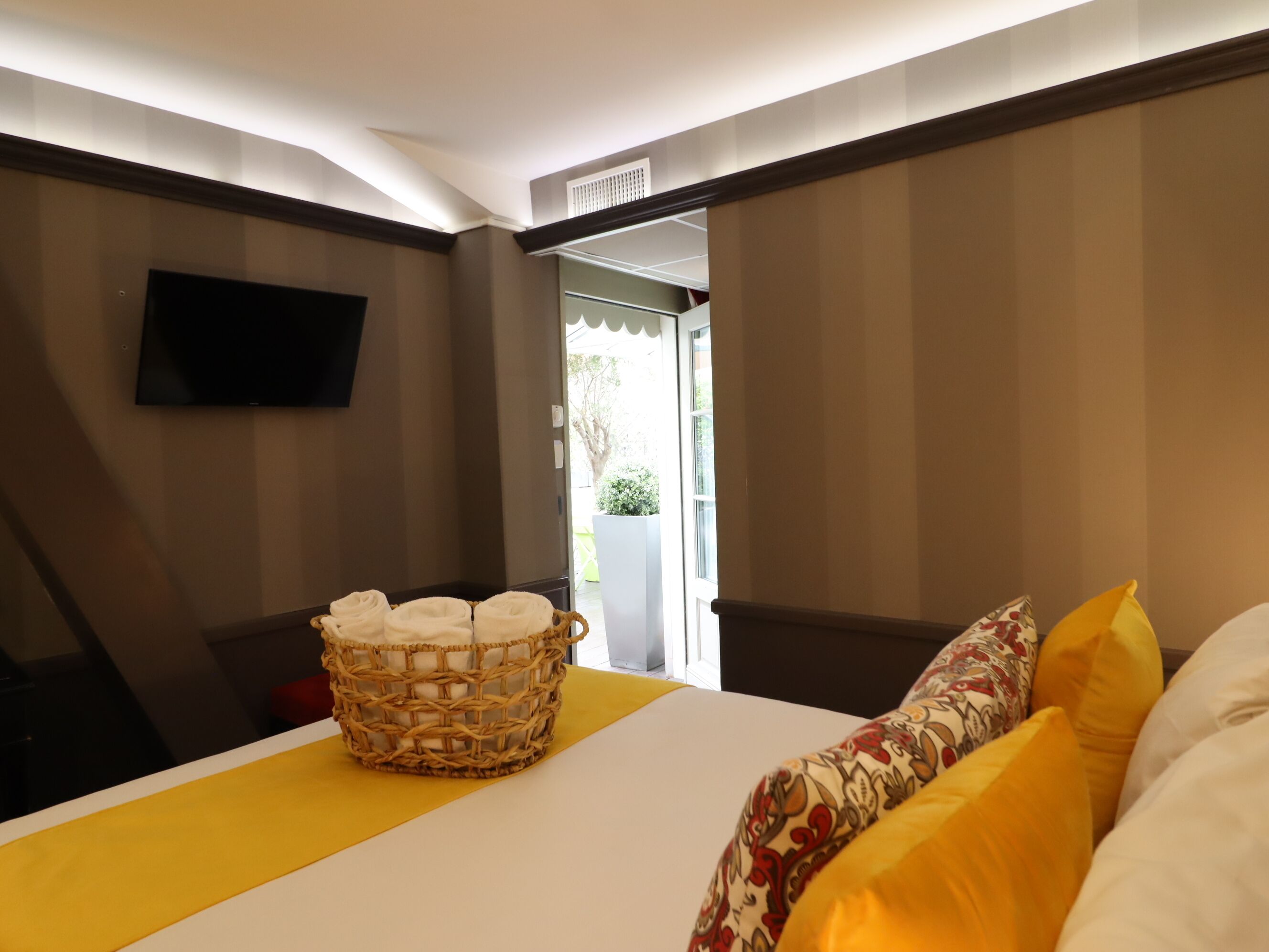 Habitación familiar | Caja de seguridad en la habitación, escritorio y cortinas blackout 