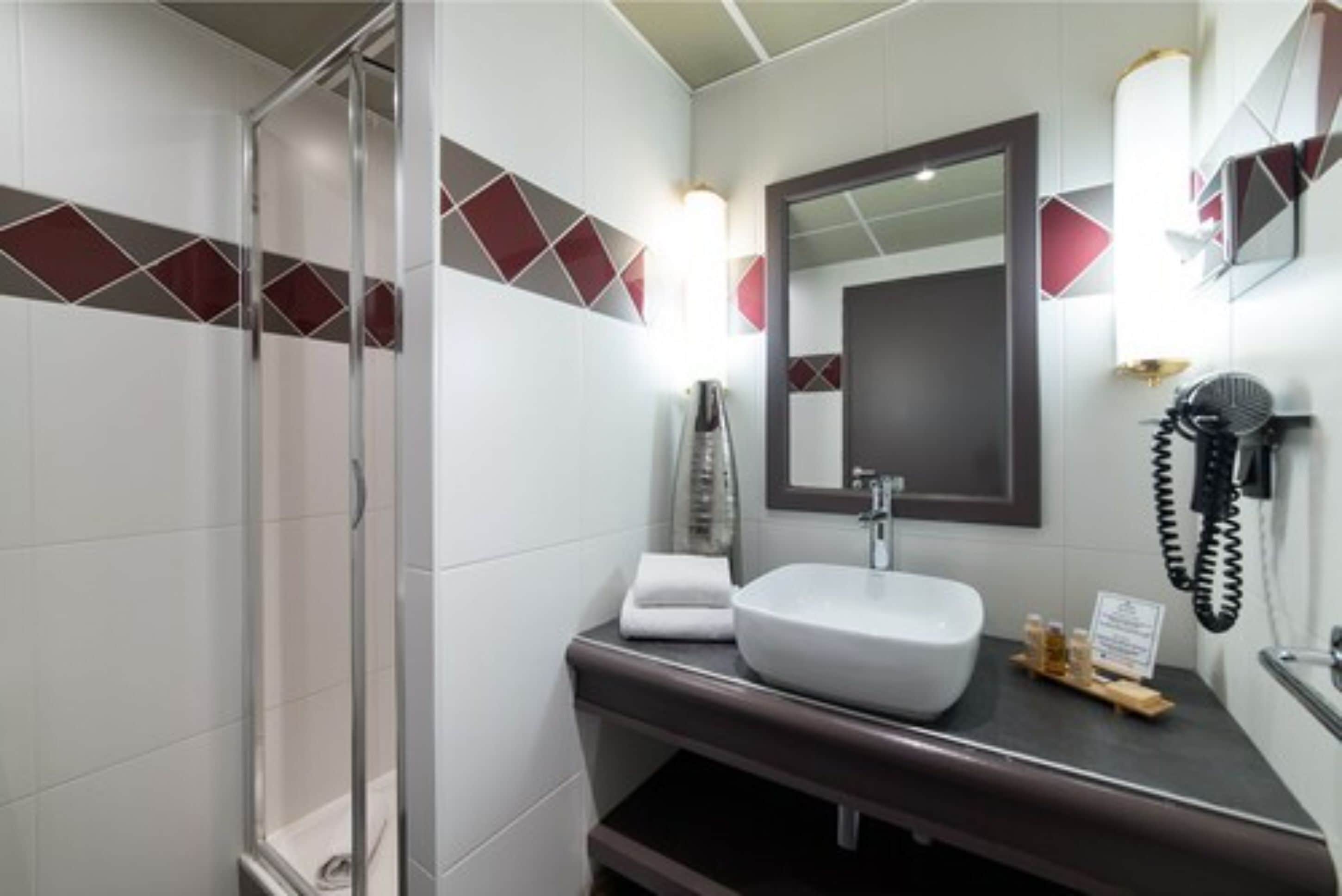 shower, free toiletries, hair dryer