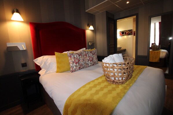 خزنة داخل الغرفة ومكتب وستائر تعتيم وتجهيزات عازلة للصوت