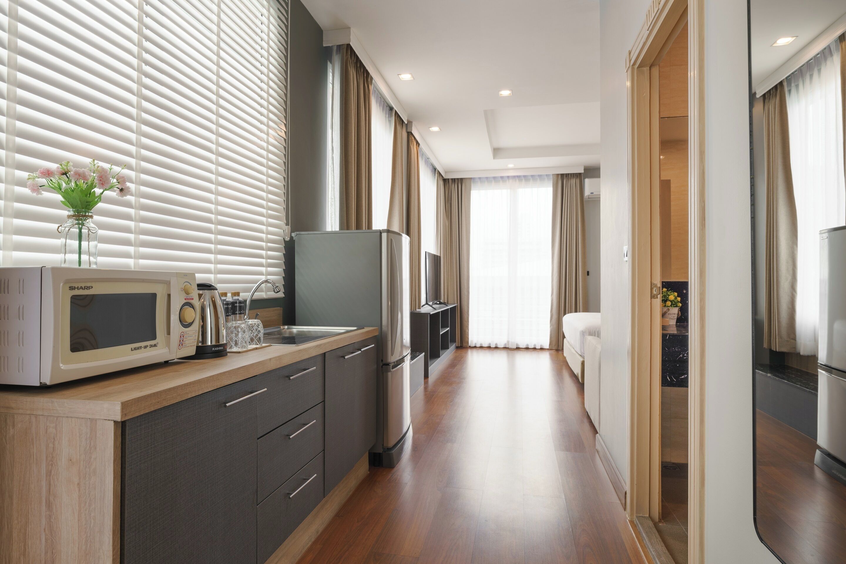 Deluxe connecting room | Private kitchen | Full-sized fridge, microwave, electric kettle