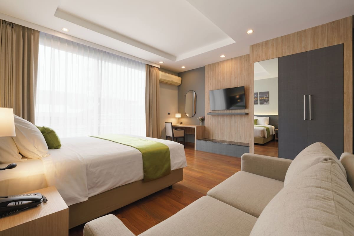Deluxe connecting room | Una cassaforte in camera, una scrivania, insonorizzazione