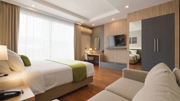 Deluxe connecting room | Peti besi dalam bilik, meja, kalis bunyi, seterika/papan seterika