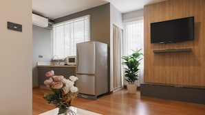 A modern kitchen with a refrigerator, microwave, and sink. - iCheck inn Residence soi 2 (Bangkok)