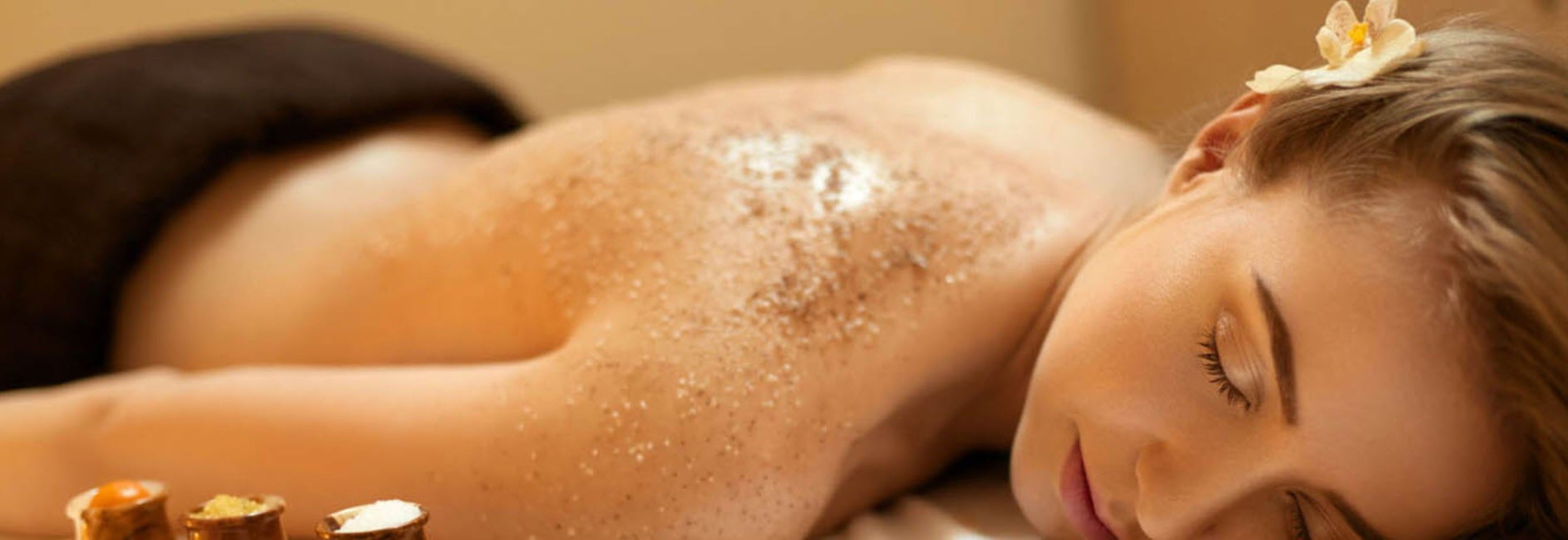 Une personne allongée sur une table de massage, une serviette sur le dos.