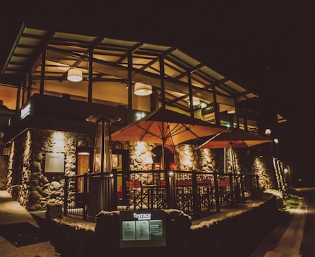 Fachada de la propiedad por la tarde o noche