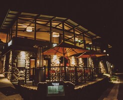 住宿正面 - 傍晚/夜晚