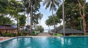 Outdoor pool, pool umbrellas, sun loungers - Anyavee Railay Resort (Krabi)