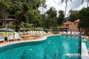 Kolam renang outdoor, dengan payung kolam renang dan kursi berjemur