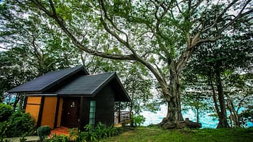 Deluxe Cottage | Premium bedding, minibar, in-room safe, blackout drapes