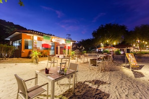 3 restaurants, breakfast served
