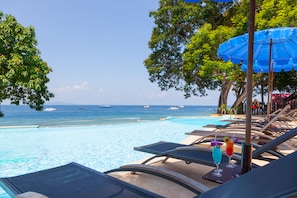 Outdoor pool, pool umbrellas, sun loungers - Phi Phi Natural Resort (Ko Phi Phi)