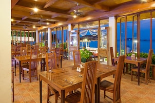 2 restaurants, lunch, dinner served; international cuisine