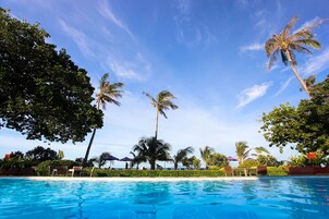 Una piscina al aire libre, tumbonas