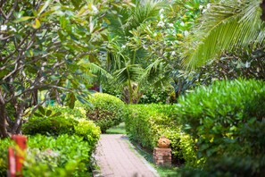 Garden - P. P. Erawan Palms Resort (Ko Phi Phi)