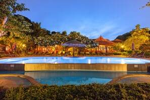 Outdoor pool, pool loungers - P. P. Erawan Palms Resort (Ko Phi Phi)