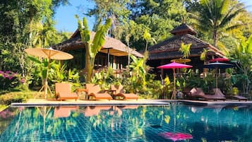 Una piscina al aire libre