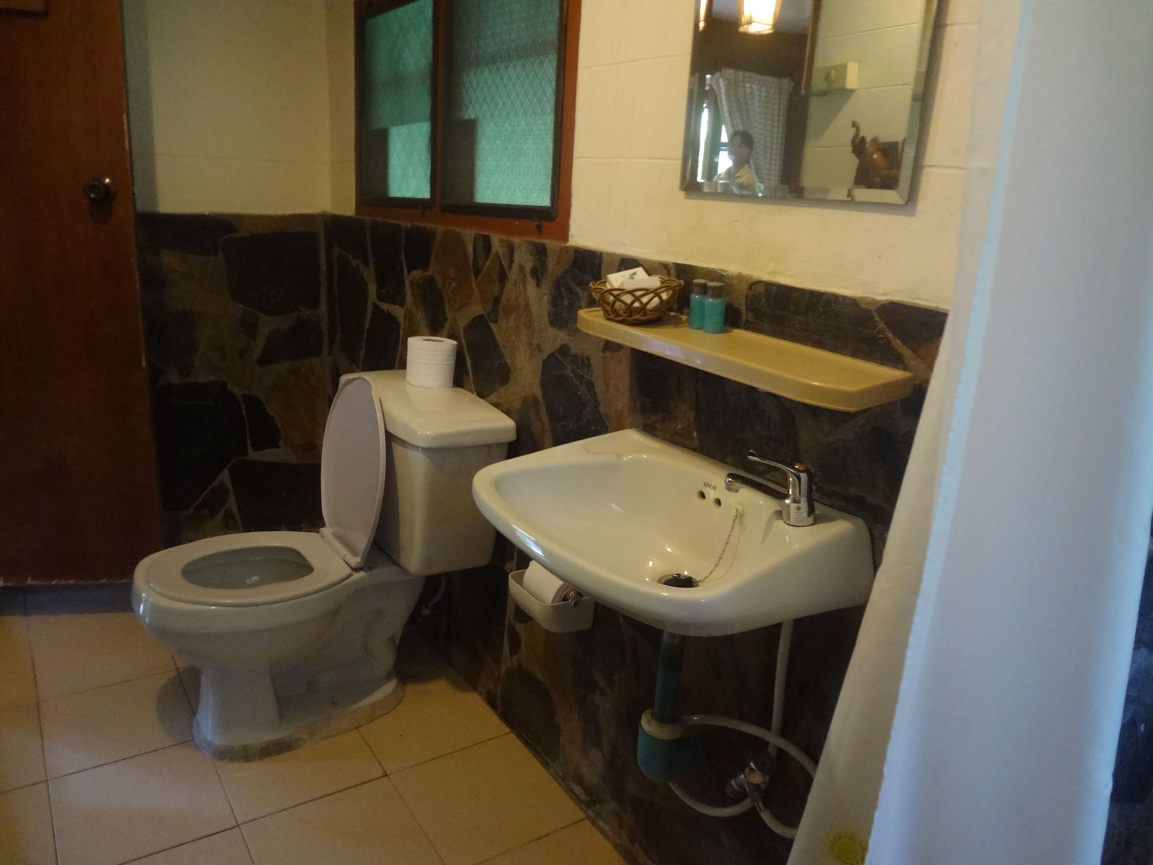 deluxe garden view | bathroom | slippers, towels