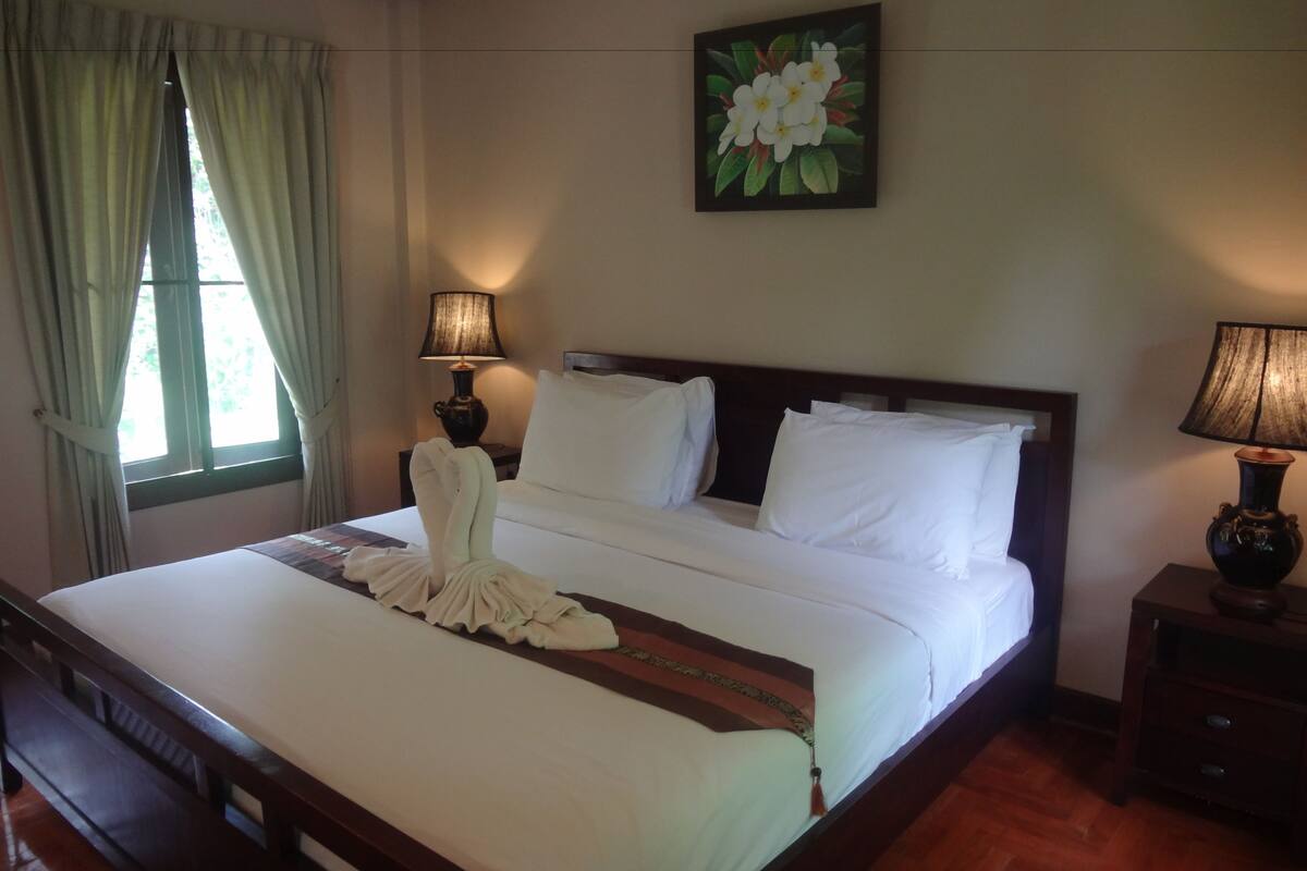 suite creek view | in-room safe, rollaway beds, free wifi