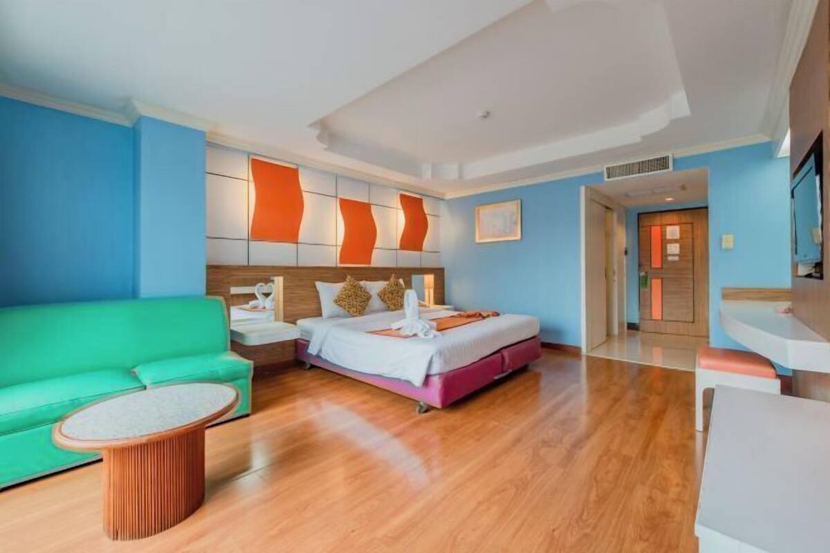 In-room safe, desk, rollaway beds (surcharge), WiFi (free)