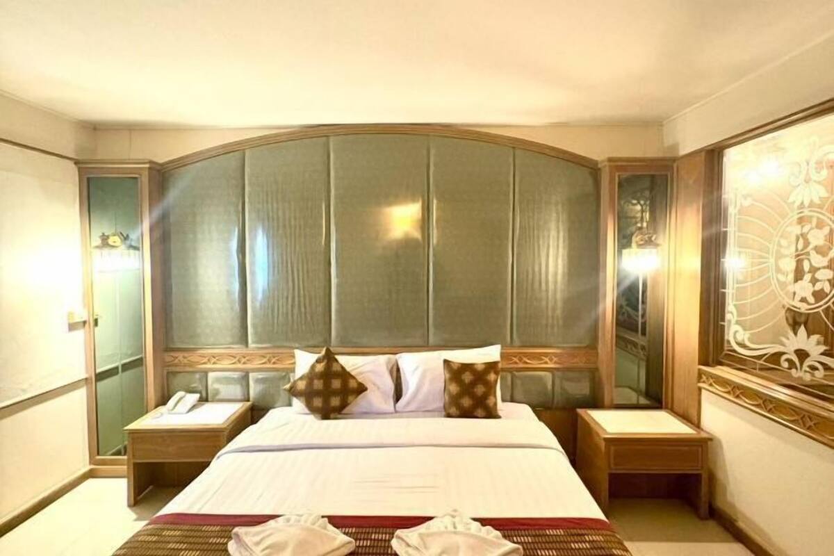 Una cassaforte in camera, una scrivania, insonorizzazione