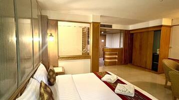 Honeymoon Room | In-room safe, desk, soundproofing, free WiFi