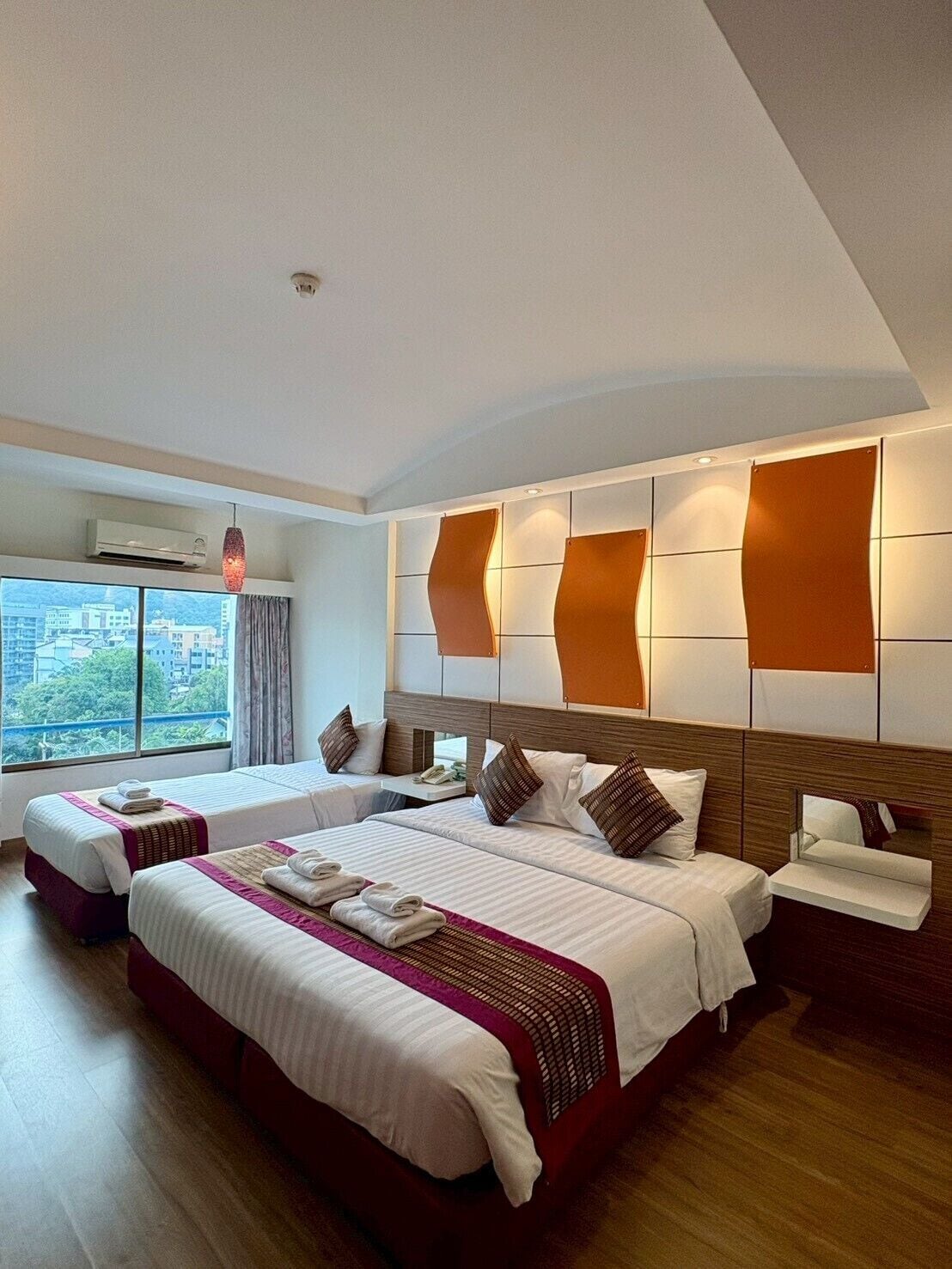 Tripla Superior | Una cassaforte in camera, una scrivania, insonorizzazione