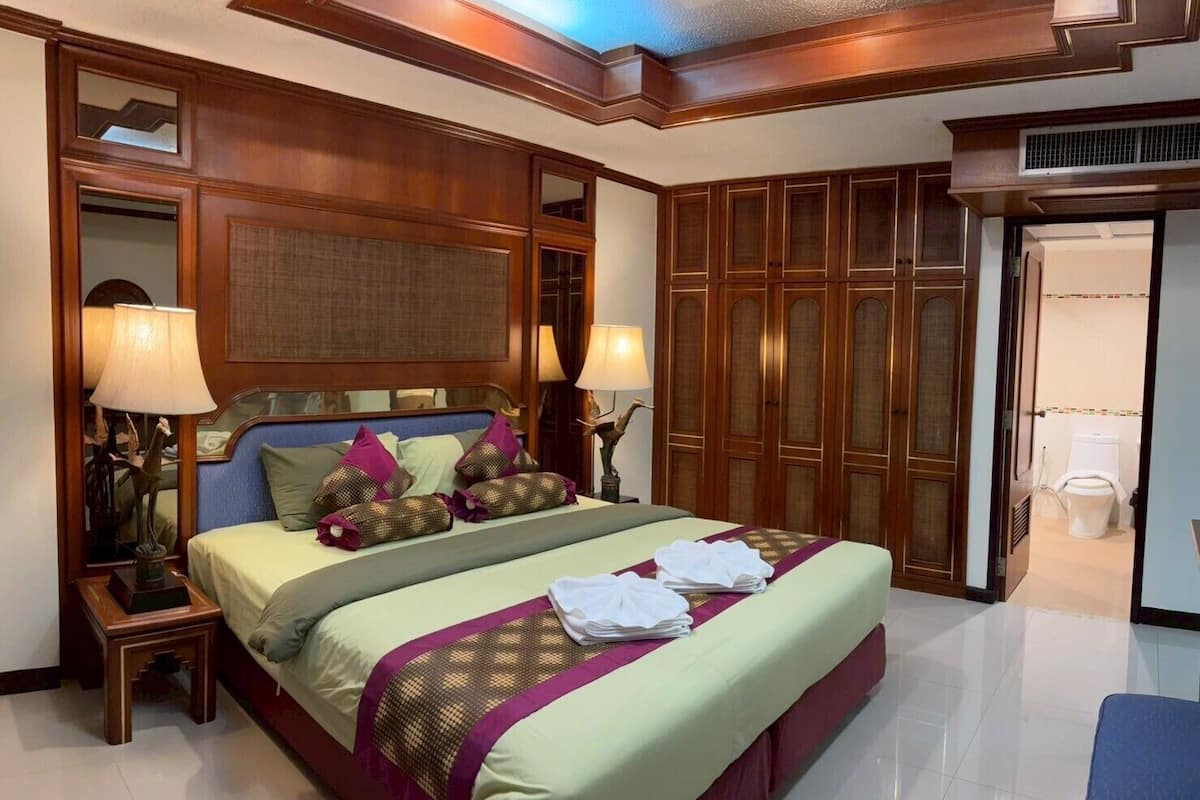 Honeymoon Room | In-room safe, desk, soundproofing, free cribs/infant beds