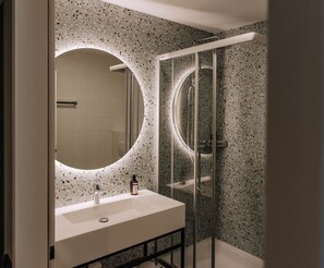 Articles de toilette écologiques, séchoir à cheveux, serviettes fournies