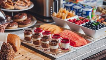 Una vitrina de panadería con diversos productos horneados y postres.