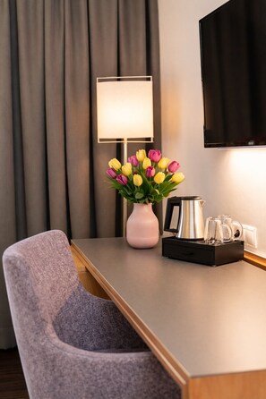 Family Triple Room | In-room safe, desk, laptop workspace, soundproofing - HEINhotel Vienna Airport (Schwechat)