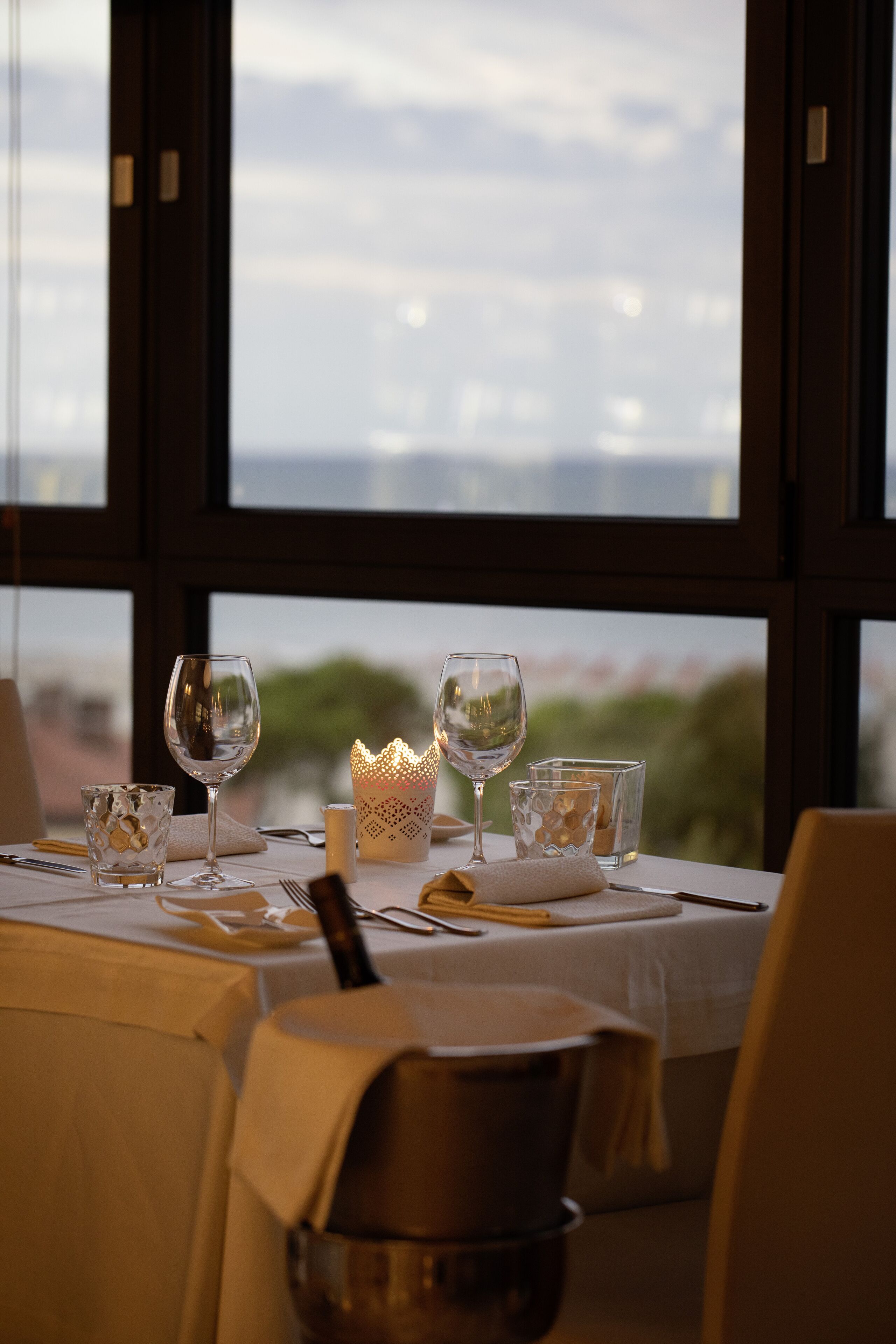 2 restaurants, dinner served